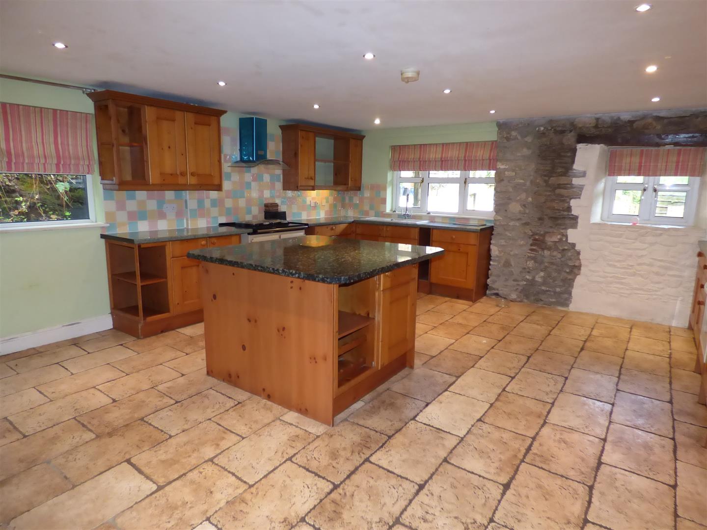 KITCHEN/DINING ROOM